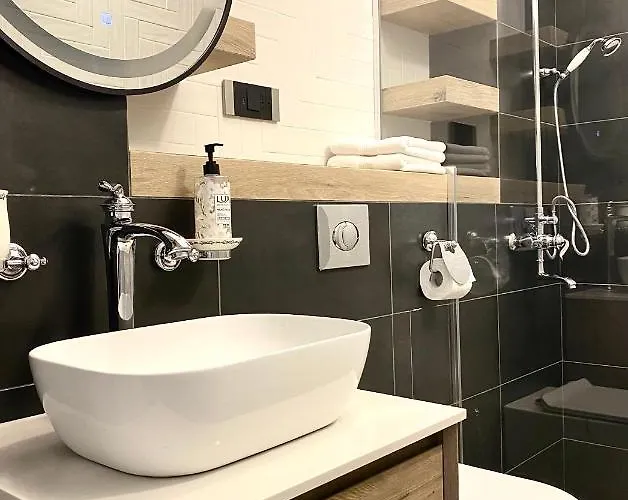 10 Council Square Apartment *